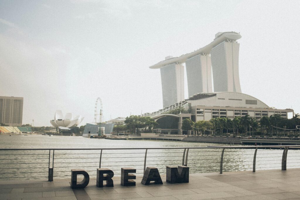 La baie marina de Singapour avec le building à 3 tours